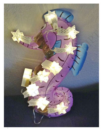 Le stimulus effrayant : un hippocampe gonflable violet orné de guirlandes de noël