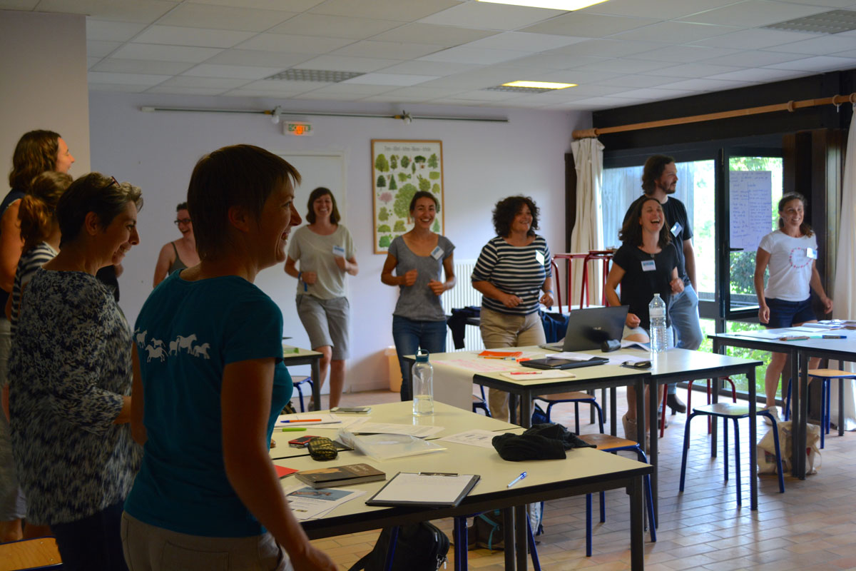 Photo du groupe vulgarisation en train de s'activer dans la salle de réunion entre le déjeuner et la présentation d'outils de recherche